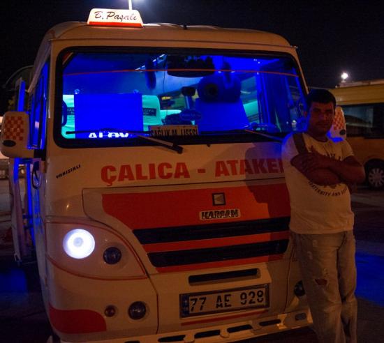 Un chauffeur et son bus de nuit à Yalova